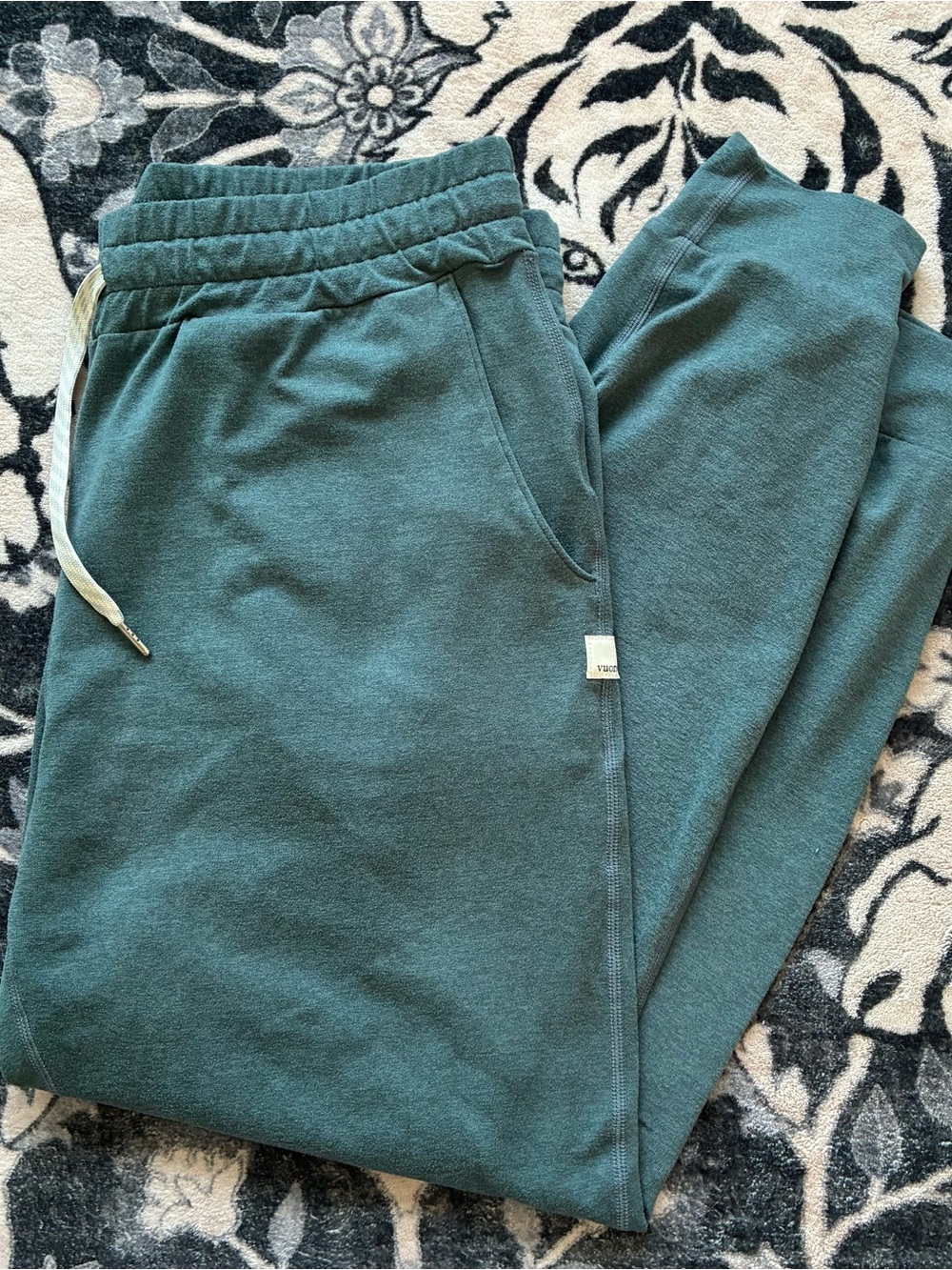 010 - VUORI GREEN ATHLETIC PERFORMANCE JOGGER SWEATPANTS